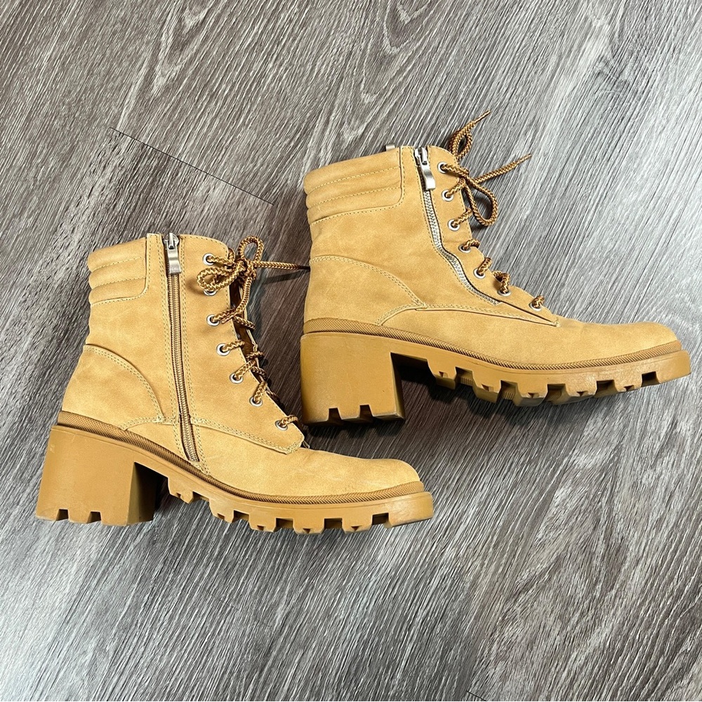 Tan Combat Moto Boots with Chunky Lug Soles Women’s Boots Pre Owned